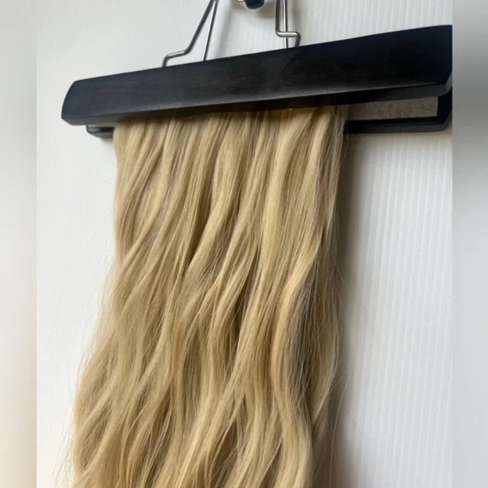 24 In Clip in light Ash Blonde Wavy Hair Extensions - Picture 5 of 6